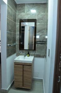 Ένα μπάνιο στο Casa Completa con parqueadero privado capacidad de hasta 8 personas +19 φωτογραφίες