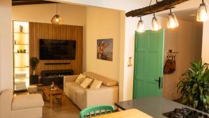 杰里科Loft Moderno junto al Monasterio de Jericó的客厅里有一张沙发和一张桌子。