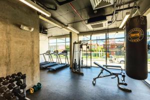 un gimnasio con un saco de boxeo en la pared y pesas en Studio Panorámico en la Ciudad, en Curridabat