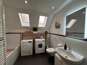 Ένα μπάνιο στο WINETIME - Apartment Sankt Martin für 2 Personen im Zentrum Luftkurort an der südlichen Weinstraße zwischen Neustadt und Landau