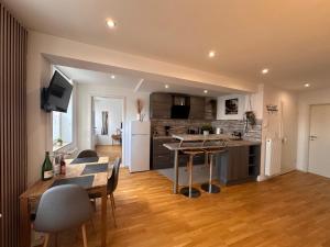 Η κουζίνα ή μικρή κουζίνα στο WINETIME - Apartment Sankt Martin für 2 Personen im Zentrum Luftkurort an der südlichen Weinstraße zwischen Neustadt und Landau +17 φωτογραφίες