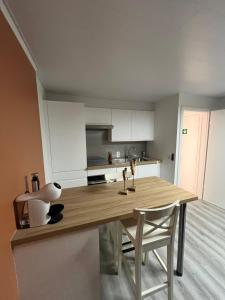 una cucina con tavolo e sedie in legno di Le Refuge du Cerf a Bouillon Altre 6 foto