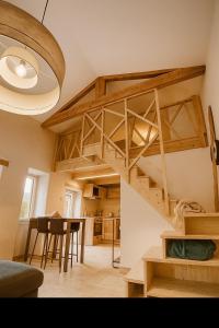 Una sala de estar con una escalera de caracol en una habitación. en Le Charmelan, en Barnas