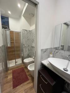 une salle de bain avec une douche, des toilettes et un lavabo dans l'établissement Suite excelsior garden living, à Parme