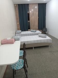 En eller flere senge i et værelse på Kitnet Candelária