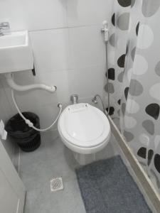 Et badeværelse på Kitnet Candelária