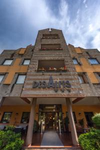 un edificio con un cartel en la parte delantera en Hotel Des Alpes, en Rosta