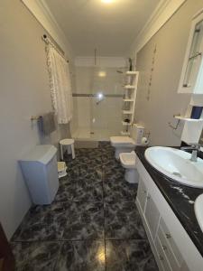 a bathroom with two toilets and a sink and a tub at Casa Adora in Santa Ursula im Norden Teneriffas in Santa Úrsula