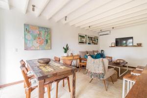 Χώρος καθιστικού στο Luxury Townhome-Gated Community Across From Beach