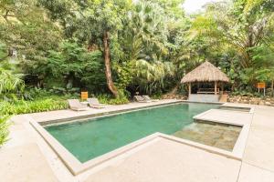 Πισίνα στο ή κοντά στο Luxury Townhome-Gated Community Across From Beach