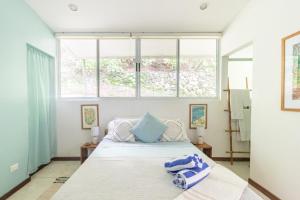 Ένα ή περισσότερα κρεβάτια σε δωμάτιο στο Luxury Townhome-Gated Community Across From Beach +37 φωτογραφίες