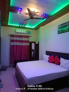 Postel nebo postele na pokoji v ubytování Hotel Bhardwaj Darbar