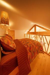 Un dormitorio con una cama con una lámpara encima. en Le Charmelan, en Barnas