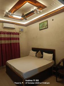 Postel nebo postele na pokoji v ubytování Hotel Bhardwaj Darbar