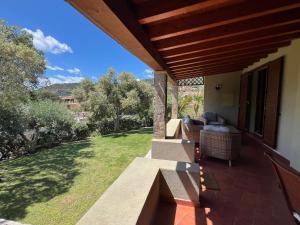 un porche d'une maison avec vue sur une cour dans l'établissement Villetta Sunrise 21, à Costa Rei