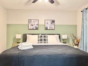 ノークロスにあるNEW ENTIRE PLACE COZY QUIET 2b2b TOWNHOUSE SP1275のベッドルーム1室(大型ベッド1台、ランプ2つ付) +12枚の写真