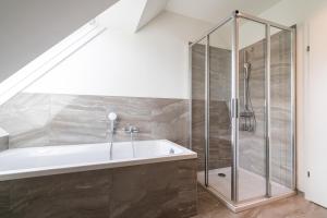 un bagno con vasca e doccia di Vienna Residence, Prater - Exhibition Center a Vienna