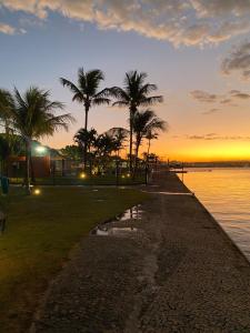 巴西利亚Estiloso Flat Particular no Lake Side的日落时分拥有棕榈树和海洋的海滩 更多31张照片
