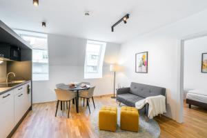 una cucina e un soggiorno con un tavolo e un divano di Vienna Residence, Prater - Exhibition Center a Vienna