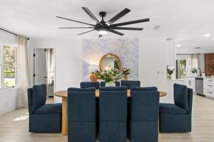 une salle à manger avec une table et des chaises bleues dans l'établissement 5BR Family Pool Villa By Eagle Park, à Clearwater