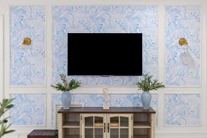 un salon avec une télévision sur un mur dans l'établissement 5BR Family Pool Villa By Eagle Park, à Clearwater 60 autres photos