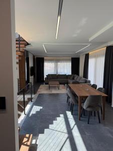 a living room with a table and a couch at Vip lüks Odalar banyo ve klimalı in Cesme +39 photos