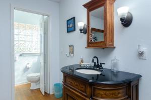 Bilik mandi di Carolina Joy by Bryant Real Estate +81 gambar