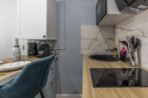 Kuchyň nebo kuchyňský kout v ubytování Love Room Loft - Lady Violet Bridgetown Spa Balnéo + 48 fotografií