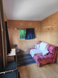 Ένα ή περισσότερα κρεβάτια σε δωμάτιο στο Tiny house chaleureuse en Matheysine