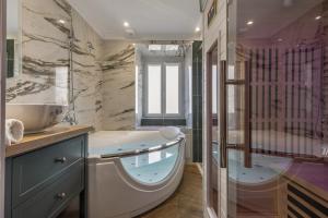 Koupelna v ubytování Love Room Loft - Lady Violet Bridgetown Spa Balnéo