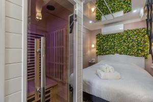 Postel nebo postele na pokoji v ubytování Love Room Loft - Lady Violet Bridgetown Spa Balnéo