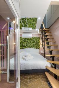 Postel nebo postele na pokoji v ubytování Love Room Loft - Lady Violet Bridgetown Spa Balnéo