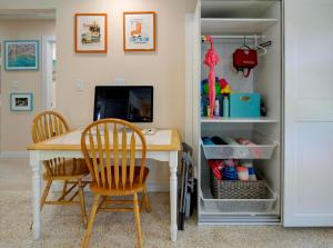 une table à manger avec deux chaises et un bureau dans l'établissement The Golf Cart to Beach Hideaway!, à Clearwater Beach