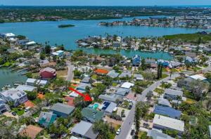une vue aérienne d'une banlieue avec une flèche rouge dans l'établissement The Golf Cart to Beach Hideaway!, à Clearwater Beach