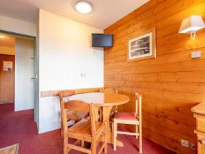 a room with a wooden wall with a table and chairs at Studio 4 pers à Avoriaz, au calme avec balcon - FR-1-314-314 in Avoriaz