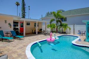 une piscine dans une cour avec une maison dans l'établissement The Golf Cart to Beach Hideaway!, à Clearwater Beach