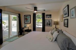 une chambre avec un grand lit blanc et une fenêtre dans l'établissement The Golf Cart to Beach Hideaway!, à Clearwater Beach 72 autres photos