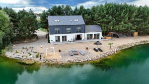 StrzelceKoło Wody的水中岛屿上的房屋的鸟瞰图