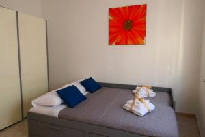 イグレージアスにあるCavallotti64のベッドルーム1室(赤い花の壁にベッド1台付)