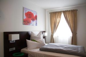Postel nebo postele na pokoji v ubytování Hotel im Ried