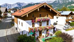 a house with flowers on the side of it at Jagagütl in Saalfelden am Steinernen Meer