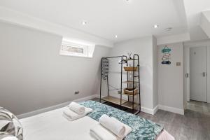 Ένα ή περισσότερα κρεβάτια σε δωμάτιο στο Modern 1-bed Flat Near Weymouth Seafront