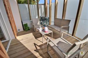 einen Balkon mit Stühlen und einem Tisch mit Luftblick in der Unterkunft La maison de perros in Perros-Guirec