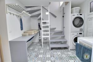 eine Waschküche mit Waschmaschine und Trockner in der Unterkunft La maison de perros in Perros-Guirec