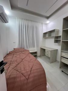 Postel nebo postele na pokoji v ubytování شقه smile 16