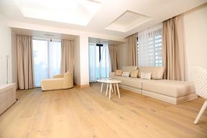Ein Sitzbereich in der Unterkunft Cosmo Apartments Platja d'Aro