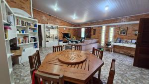 Χώρος καθιστικού στο Chalé Paraíso do Mar