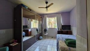 Μια τηλεόραση ή/και κέντρο ψυχαγωγίας στο Chalé Paraíso do Mar