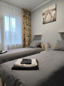 1 dormitorio con 2 camas y 1 toalla en la cama en Ludza stay Apartment, en Ludza