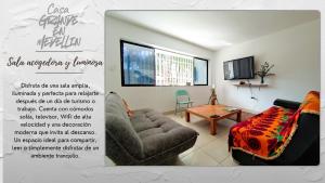 ein Wohnzimmer mit einer Couch und einem Sessel in der Unterkunft Casas confortable Laureles in Medellín